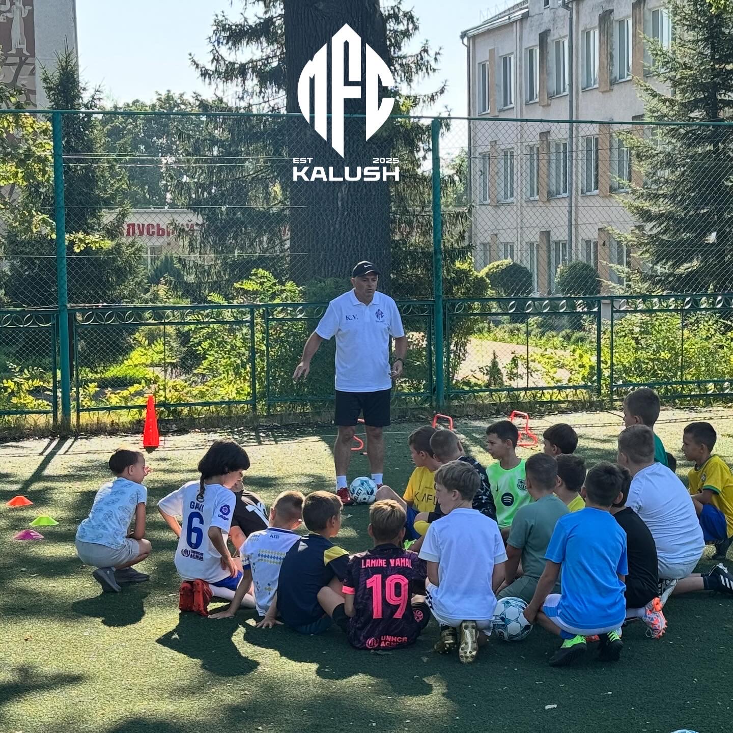 Тренер Качур В.М. проводить розбір вправи з вихованцями MFC Kalush